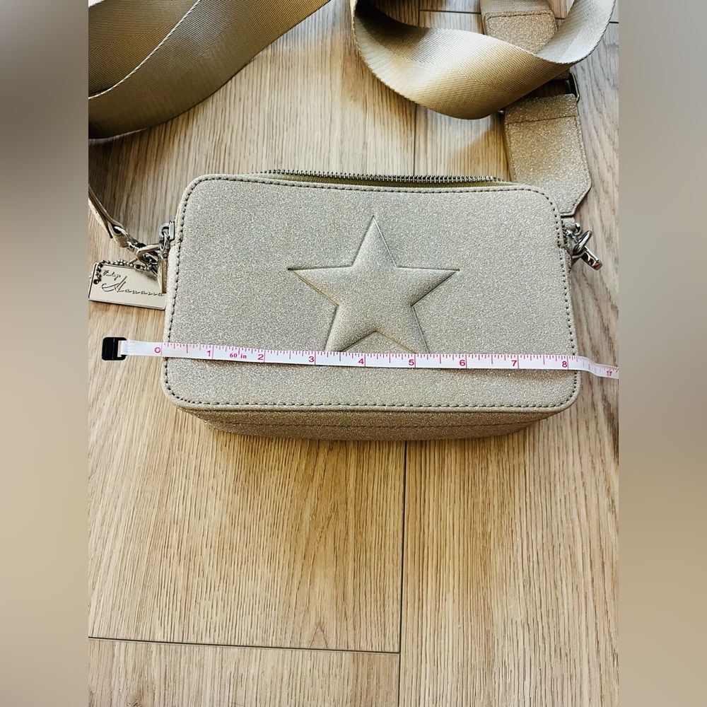 VINTAGE HAVANA Gold Metallic Star Crossbody Bag; NWOT! Perfect Size
8x5x3 inches - Picture 6 of 9
